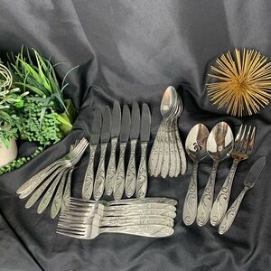 Oneida MANDERLY 28 piece Oneida flatware and serving set
